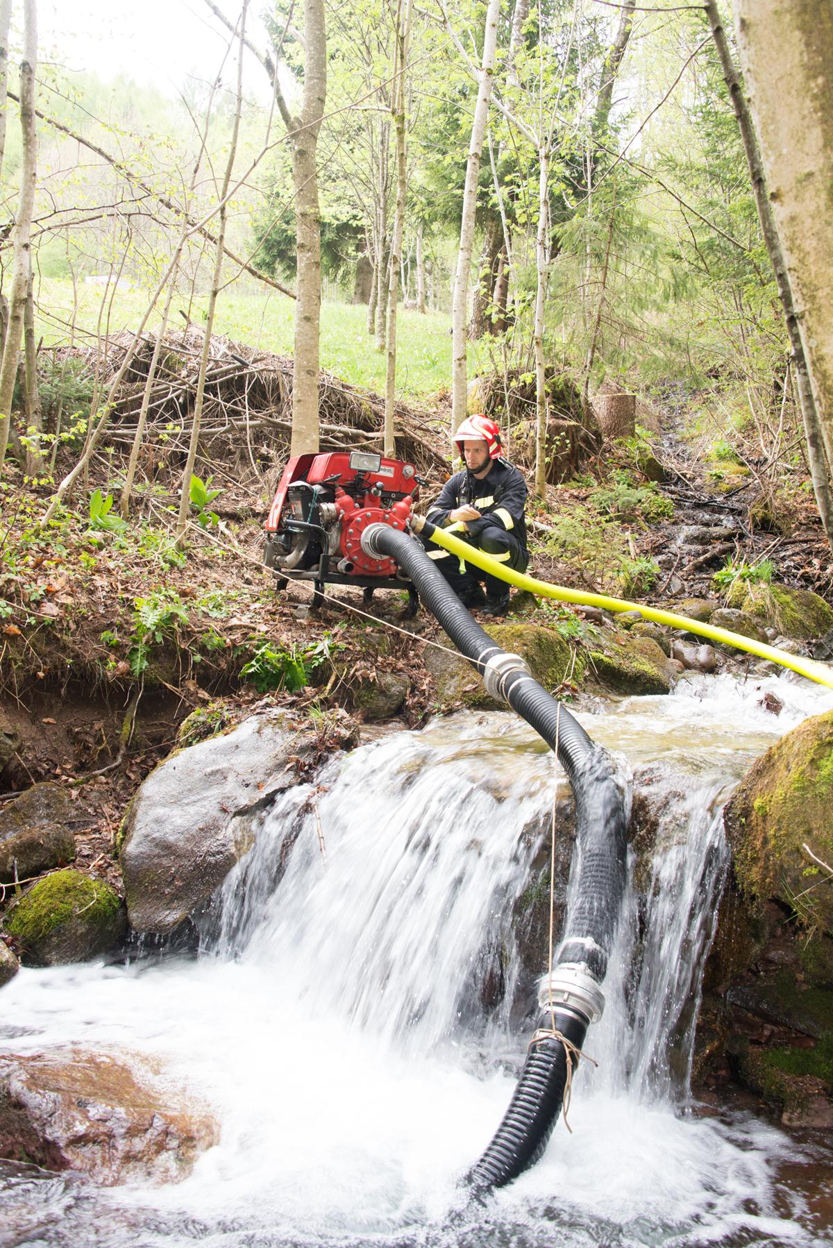 Incendio boschivo a Cerva. Fortunatamente è solo una simulazione da parte dei Corpi della Busa della Pieve per lesercitazione 1