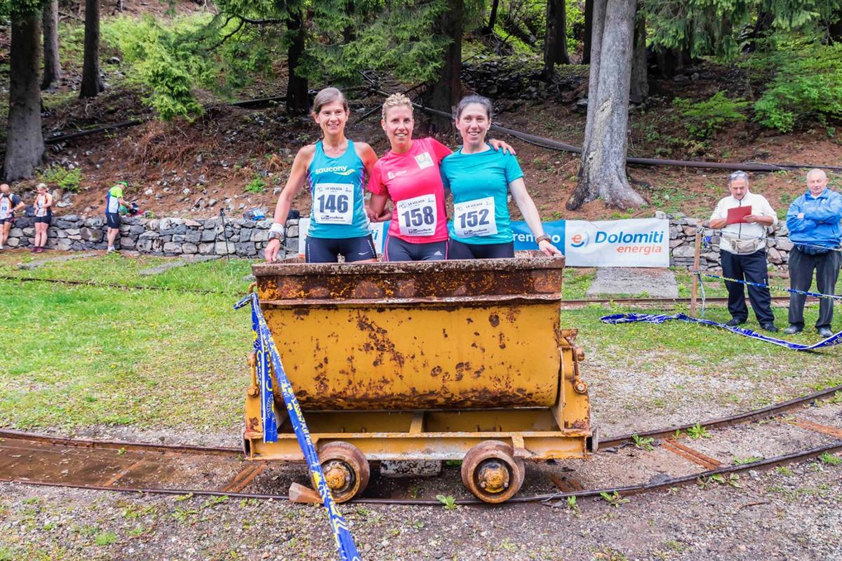10 Il podio femminile nel carrello dei minatori