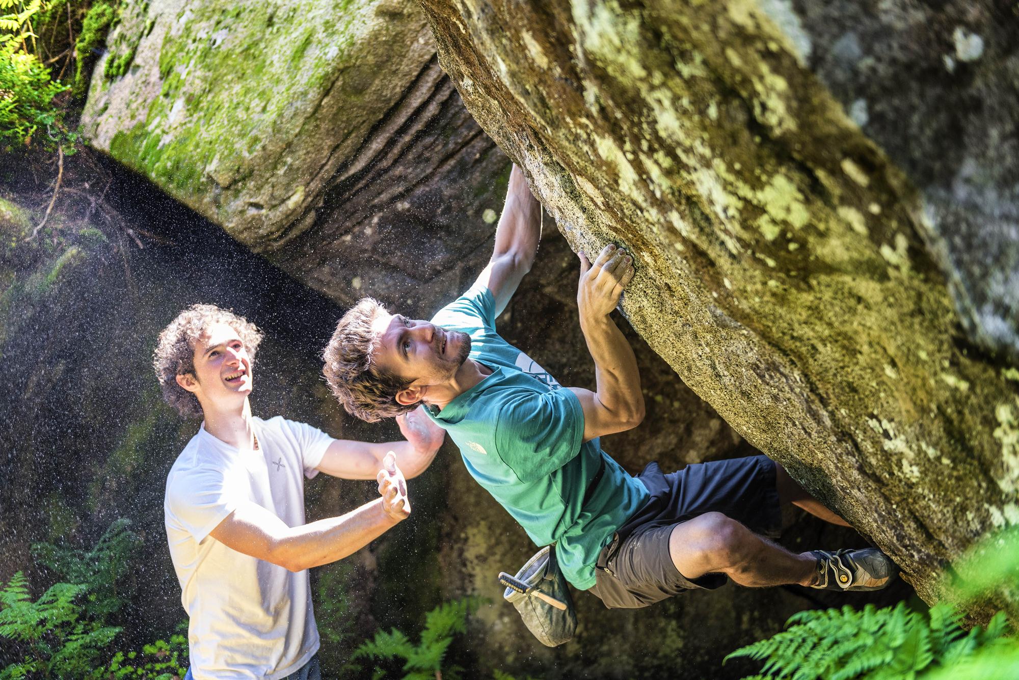 Adam Ondra sembra quasi voler sorreggere Stefano Ghisofi Ph Ivan Capelli Phudo