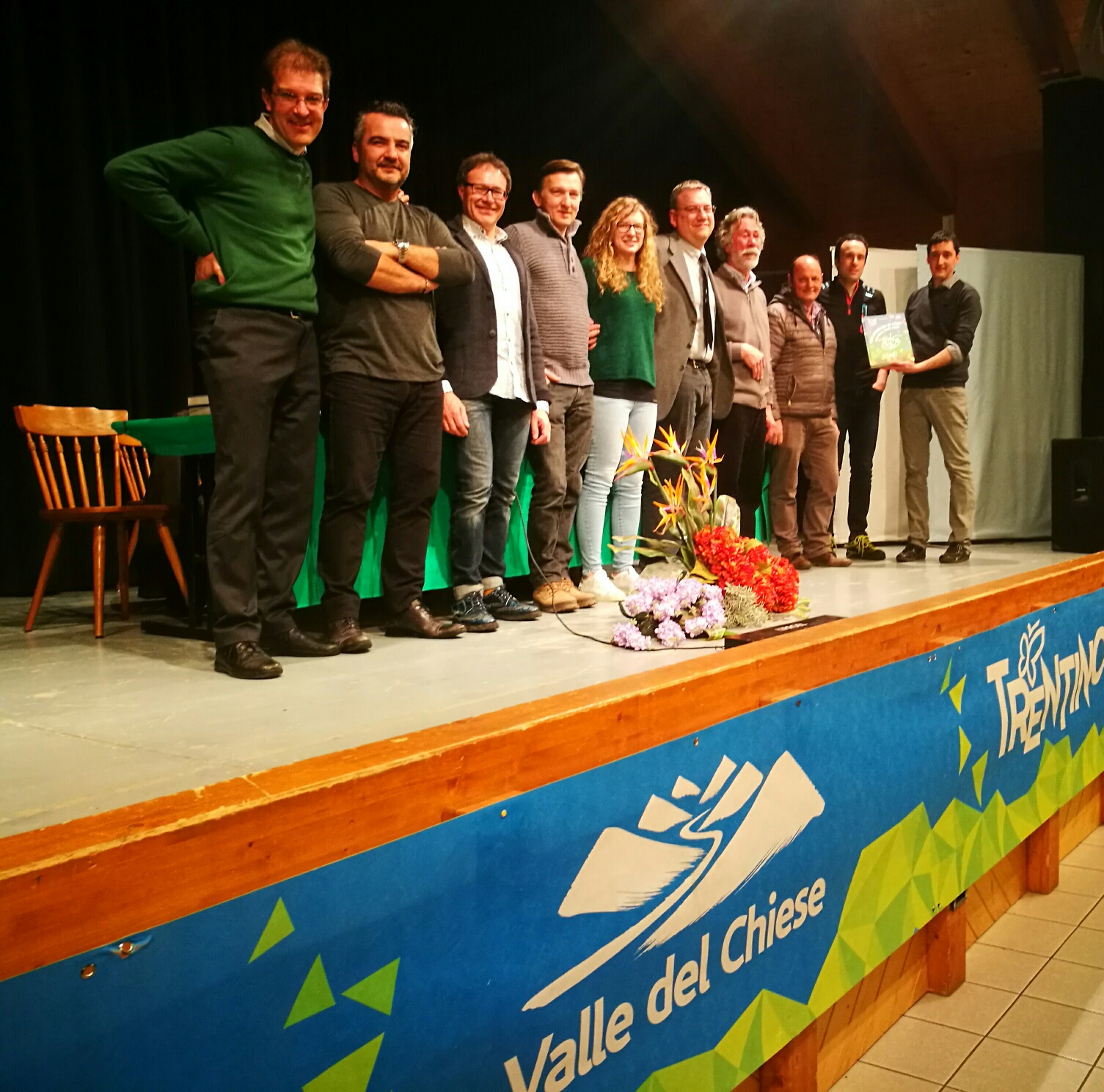 La premiazione degli autori e dei rappresentanti della Pro Loco di Storo M2