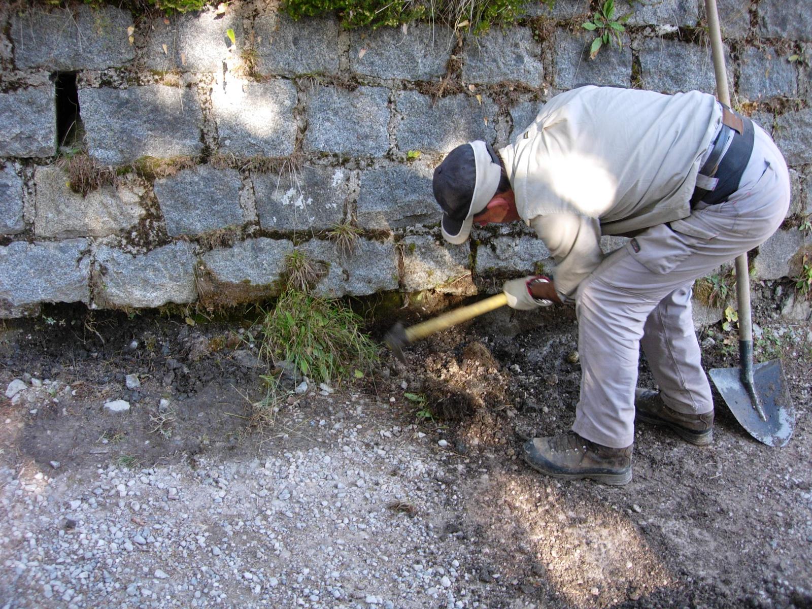 La sitemazione del muro strada di Bissina 1