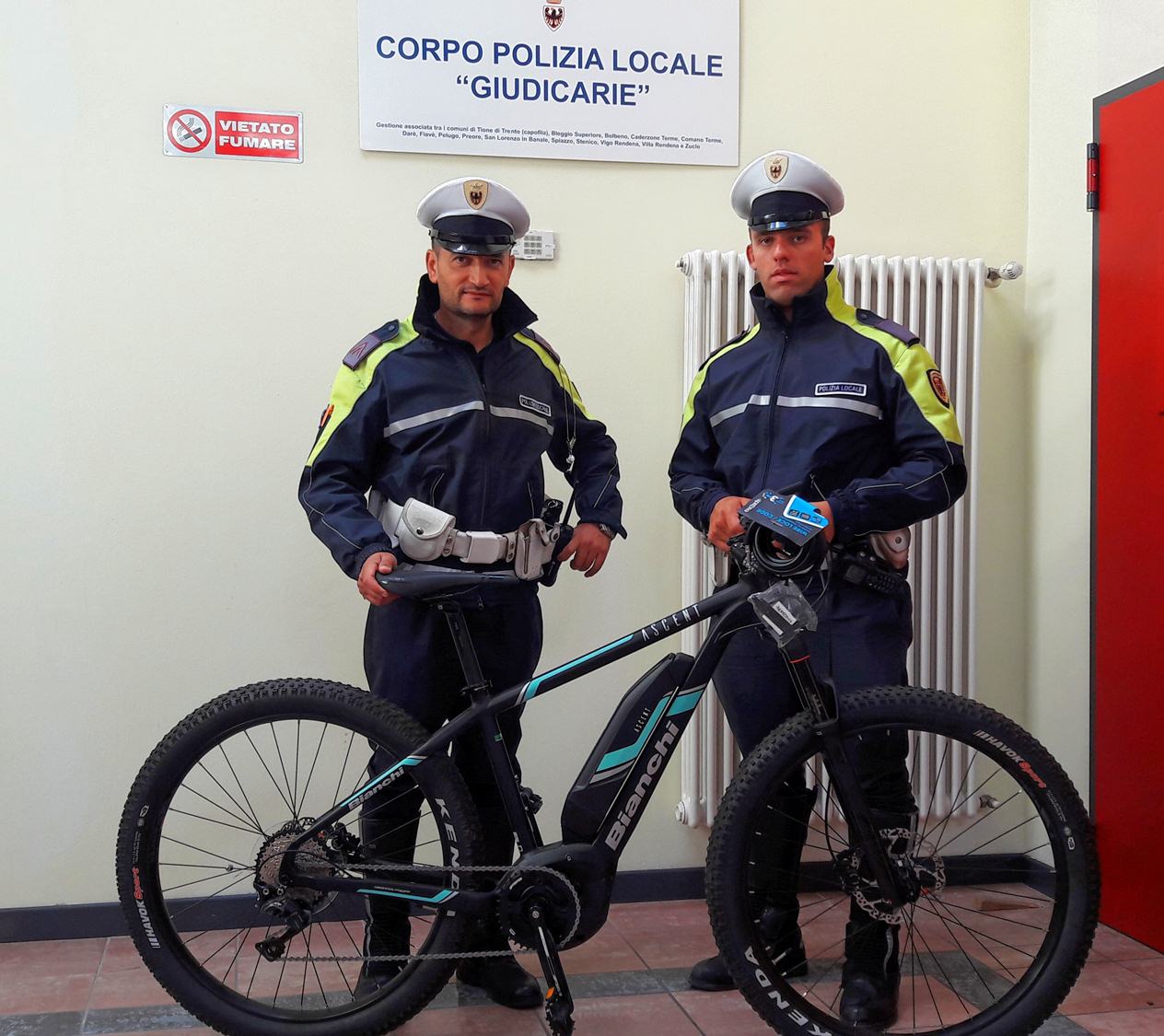Storo ruba una e-bike alla Sav e si dà alla fuga. 55enne tedesco braccato a Tione dalla Polizia Locale