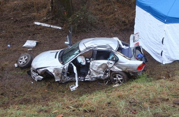 la macchina nella scarpata