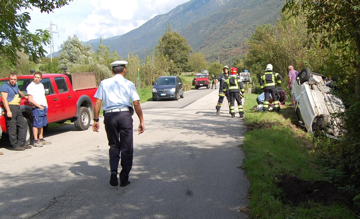 Cimego auto fuori strada finisce in un fosso ferita la conducente uninsegnante di 53 anni