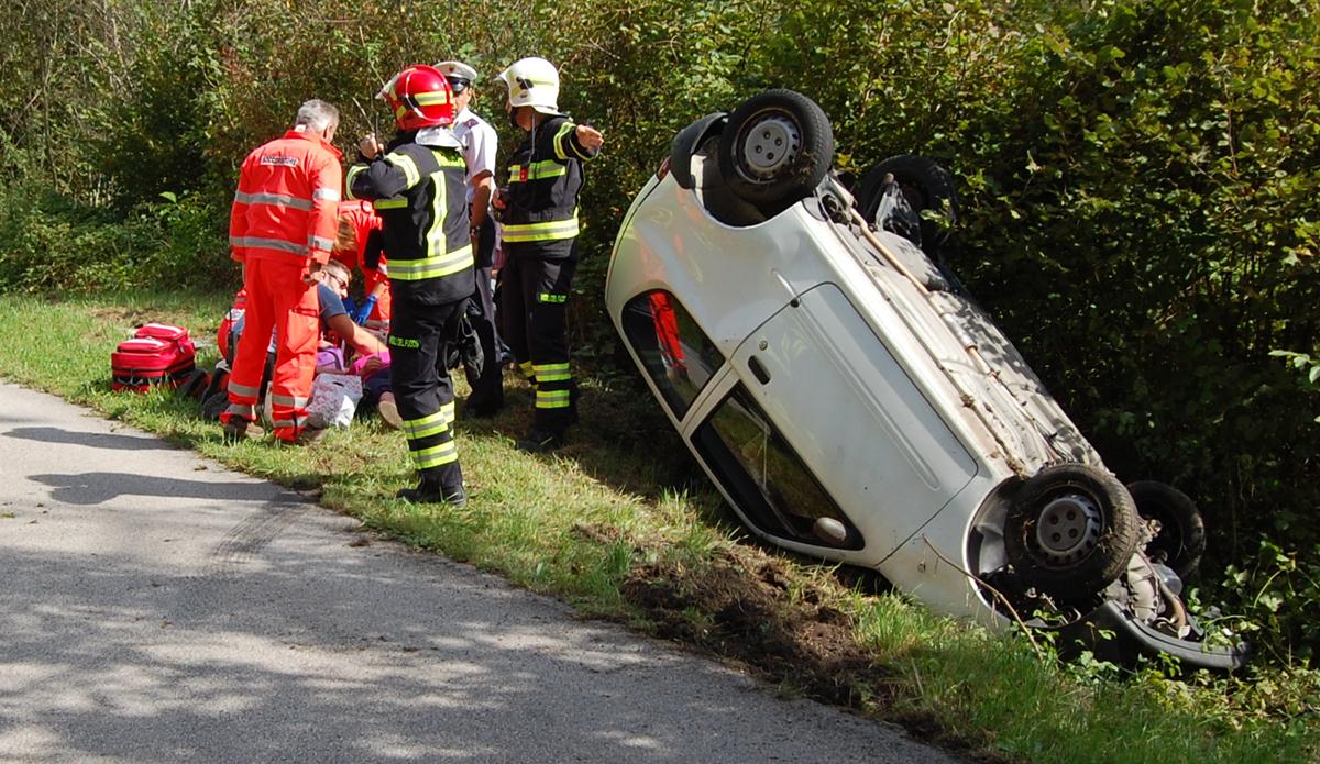 Cimego auto fuori strada finisce in un fosso ferita la conducente uninsegnante di 53 anni 1b
