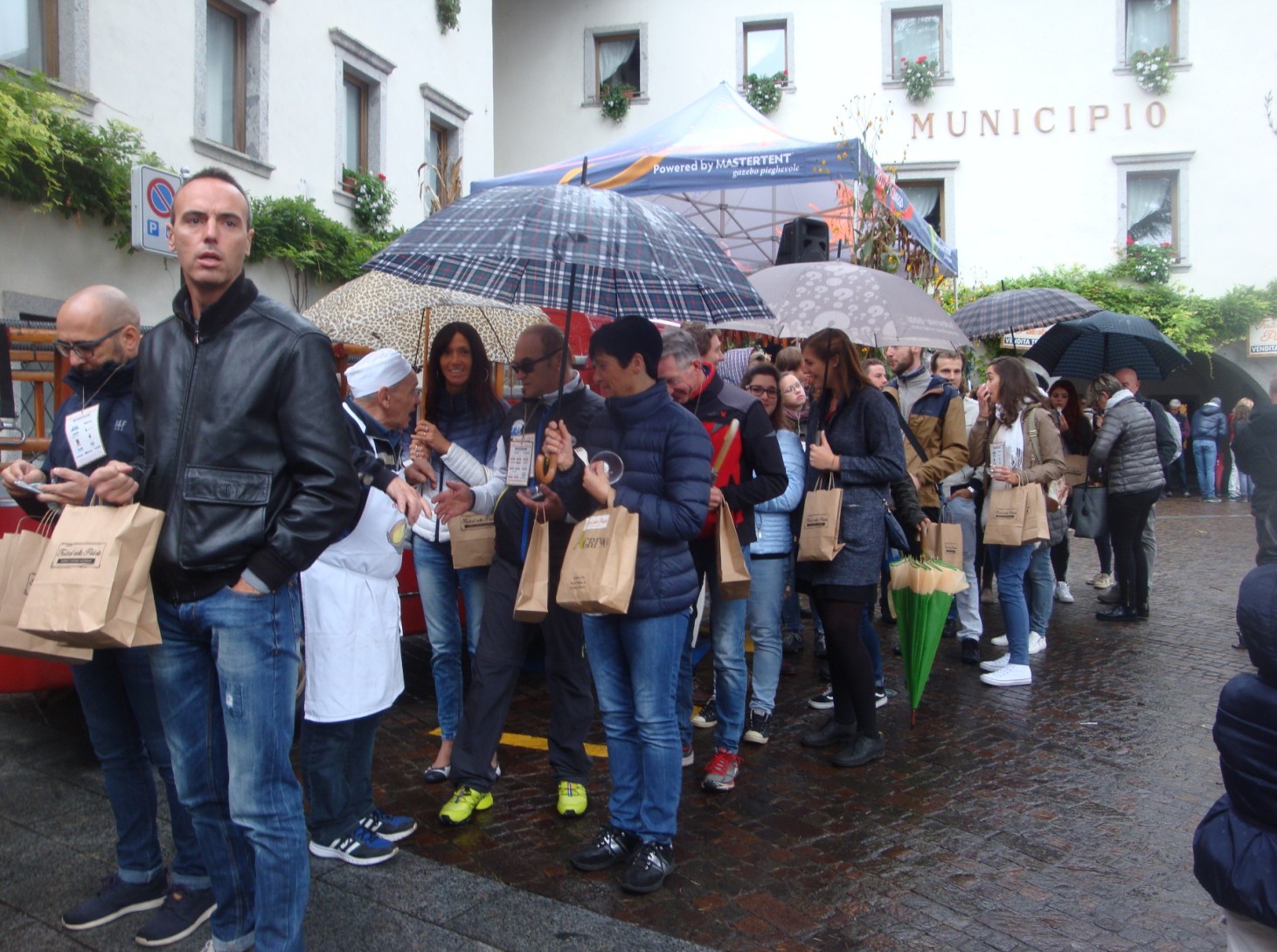 Storo coda per assaggiare le polente