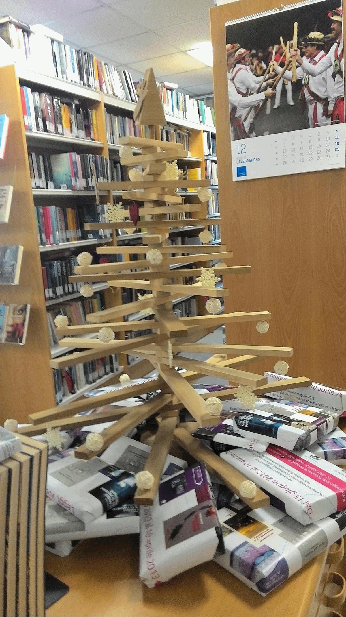 Esteriori in biblioteca Libri sotto lalbero in omaggio