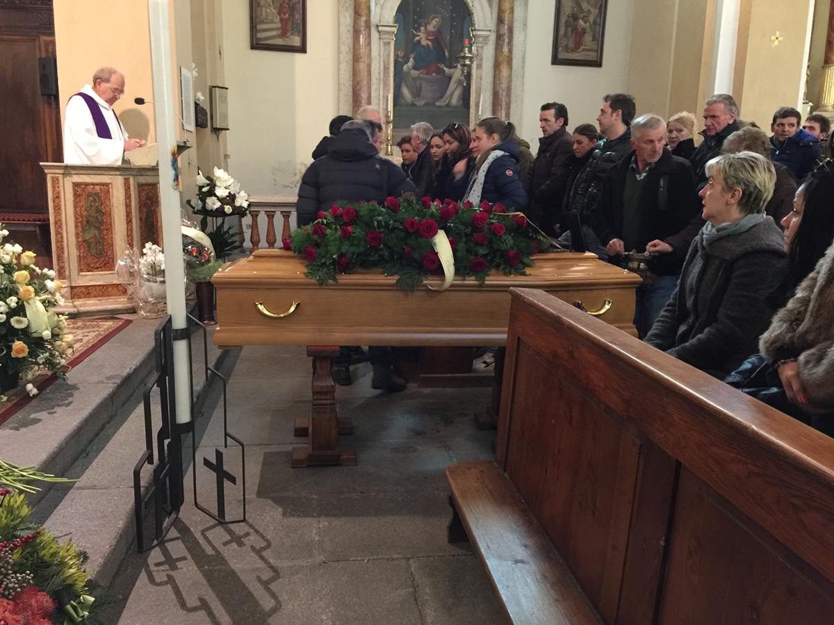 Praso un ultimo caloroso abbraccio a Valter Panelatti. Una folla immensa nella chiesa di San Pietro e Paolo