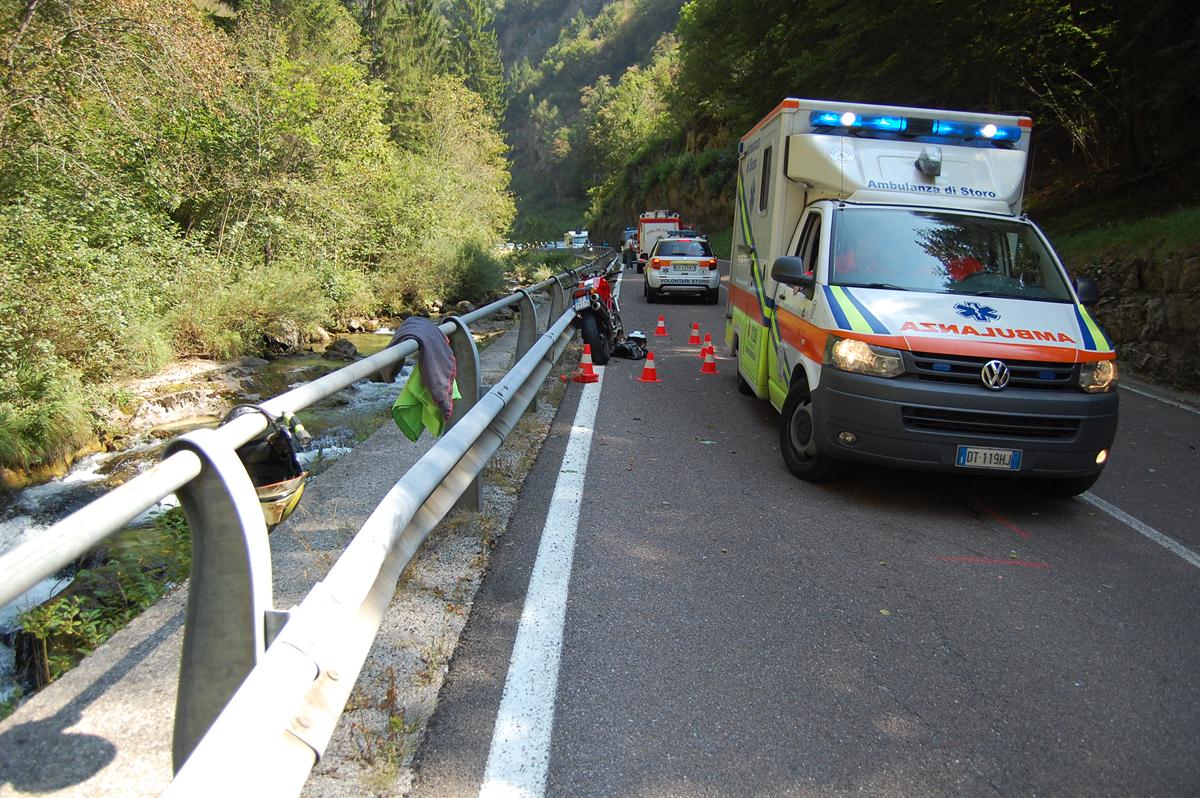 Storo urta il guard rail con la moto e cade a terra.  Motociclista trentaseienne in gravi condizioni 1