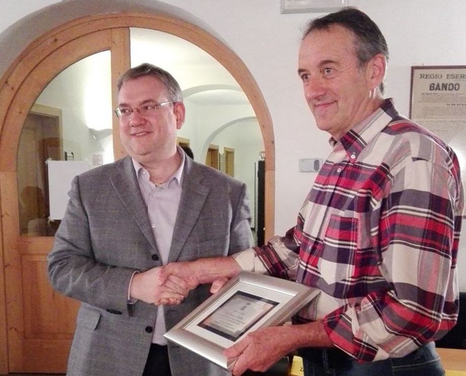 Storo Oliviero Ferretti in pensione dopo 35 anni di servizio. Per ringraziarlo il Sindaco Turinelli gli ha consegnato una targa 2016