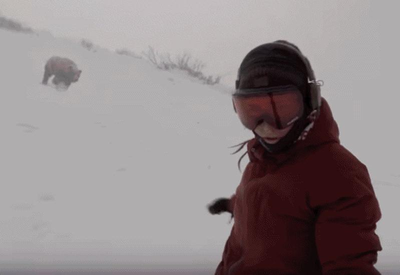 orso insegue ragazza con lo snowboard