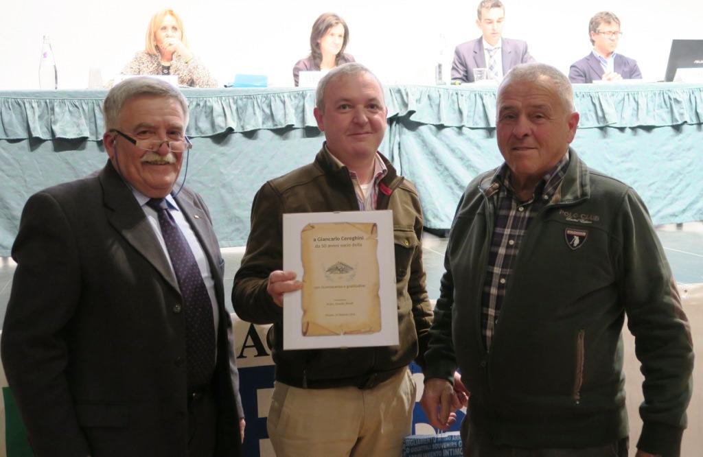 Cereghini Giancarlo premiato da Ornello Binelli e da agostino lorenzetti