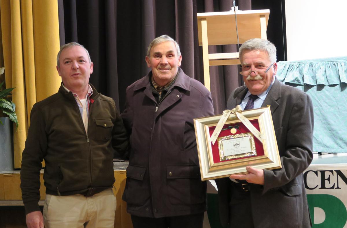 Collini Vito premiato da Agostino Lorenzetti e da Ornello Binelli