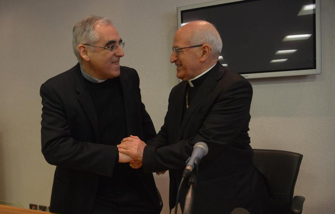 La-stretta-di-mano-fra-i-due-vescovi Tisi e Bressan