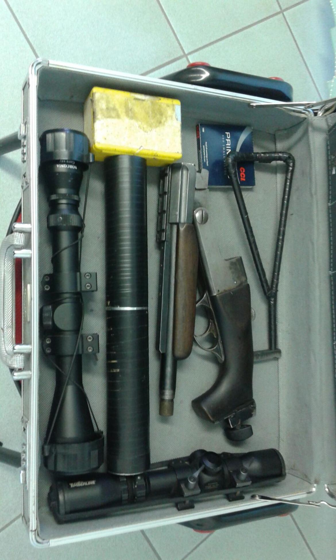 Azione antibracconaggio in Valle di Non. I forestali hanno scoperto un uomo che deteneva armi illecite e modificate