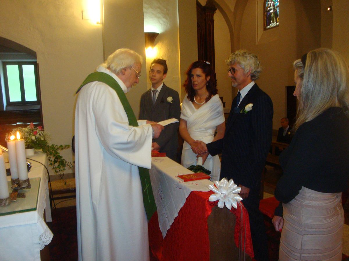 Dalla Svizzera a Condino per dirsi il fatidico sì. Il cane della sposa non vedente Unica ha portato le fedi nuziali