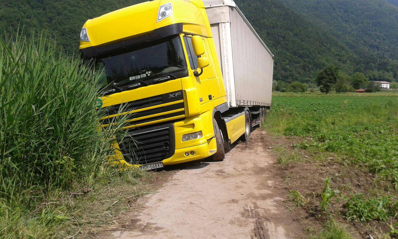 camion polacco nelle campagne di Storo