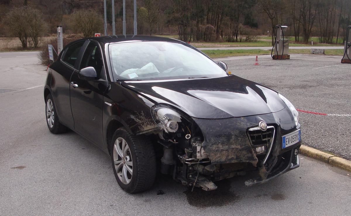 auto distrutta dal cinghiale a Condino