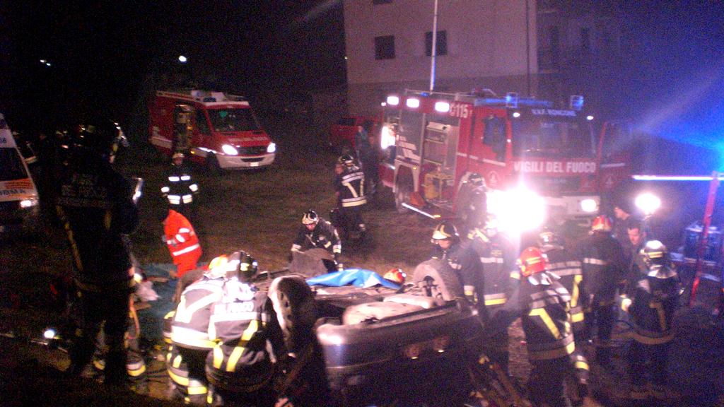 incidente Roncone - la golf ribaltata- vigili del fuoco di Roncone 2