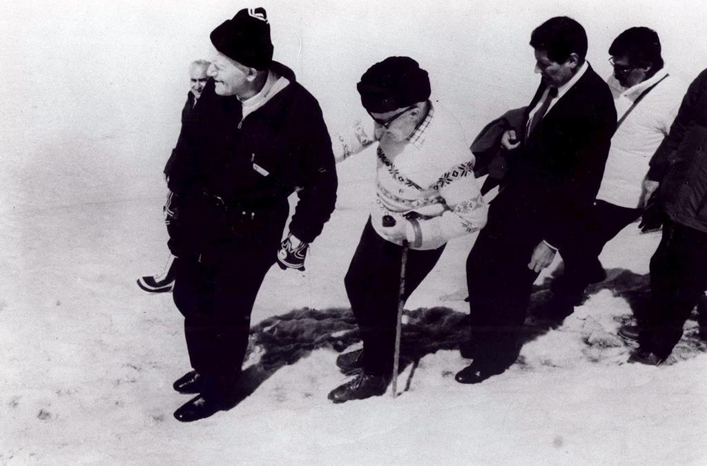 1984 Papa Wojtyla e il Presidente Pertini sulle nevi nei pressi del Rifugio Ai caduti dellAdamello