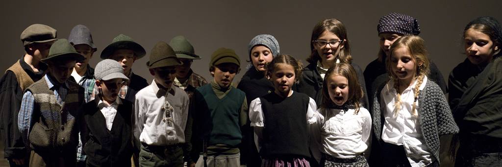 Centenario Grande Guerra. Don Donato Perli portato in scena all auditorium dellIstituto Don Guetti di Tione dagli scolari della Scuola Primaria di Bolbeno e Zuclo