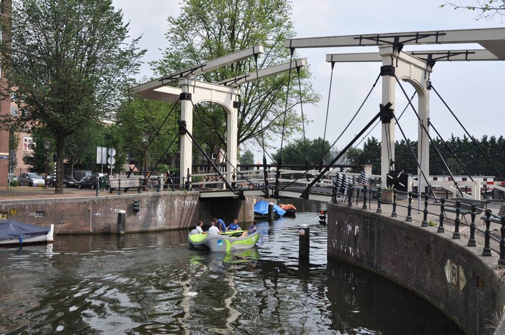 GOGO La barca GardaSolar lungo i canali di Amsterdam b