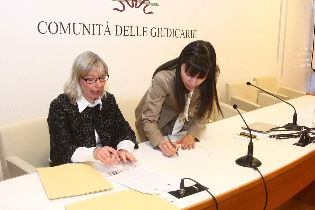 La firma del Protocollo. Antonella Chiusole e Patrizia Ballardini