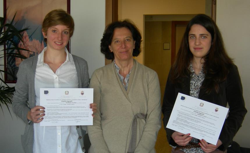 Lucia Graziola e Valeria Prosser con la dirigente Livia Ferrario 2