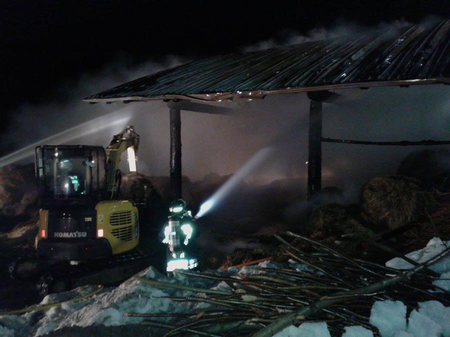 bondo fienile in fiamme vigili del fuoco al lavoro