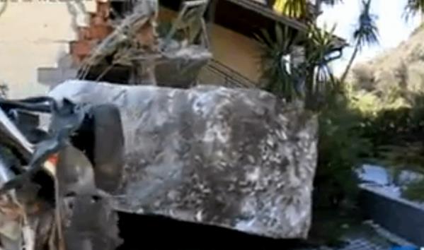 frana ad arco masso enorme contro il residence verde e blu