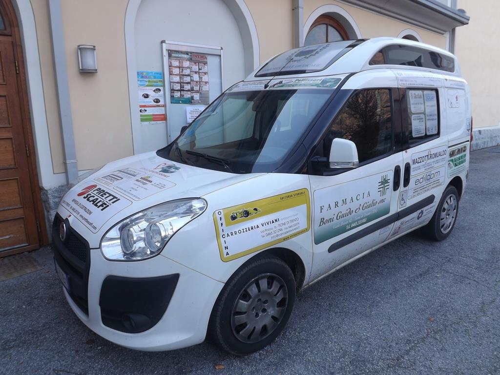 il pullmino utilizzato per il trasporto anziani