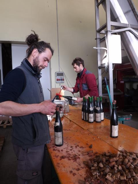 l'operazione di stappatura e di digillo delle Bottiglie