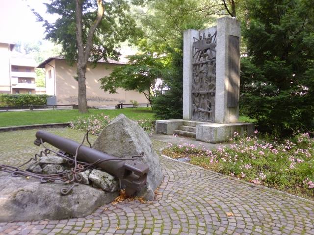 monumento ai caduti a tione