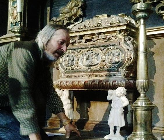 lo scultore fa le prove con gli angioletti grezzi