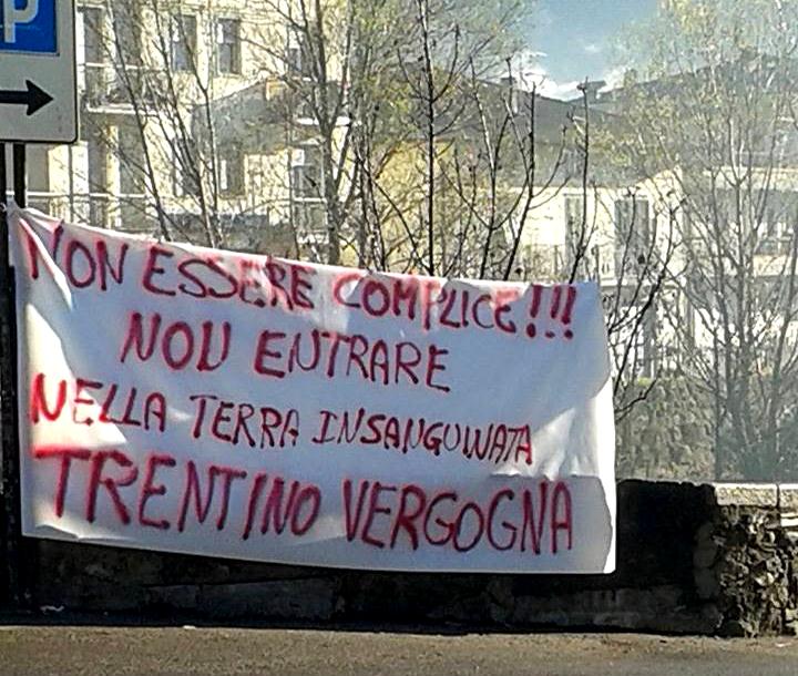 striscioni animalisti ponte Caffaro  boicotta il Trentino