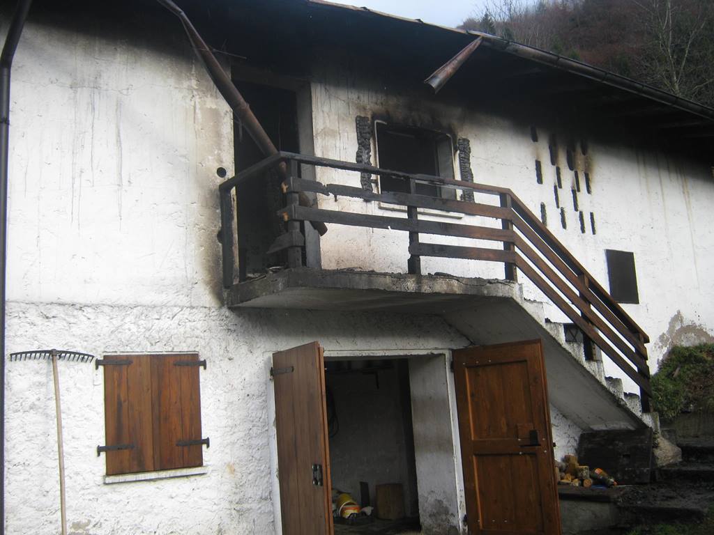 la casa di emilio todeschini in val di Breguzzo dopo lincendio
