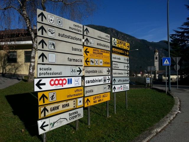 segnaletica rotonda stazione a Tione