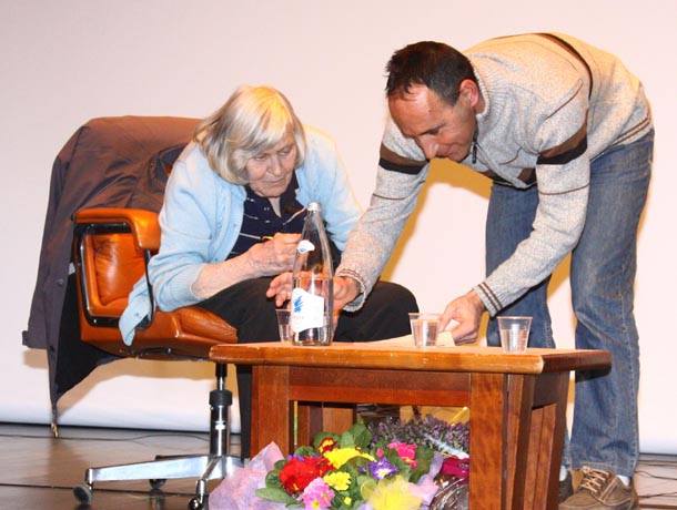 Margherita Hack a Pinzolo nel 2011, mentre firma il suo testamento biologico, con il suo fiduciario Alessandro Giacomini 2