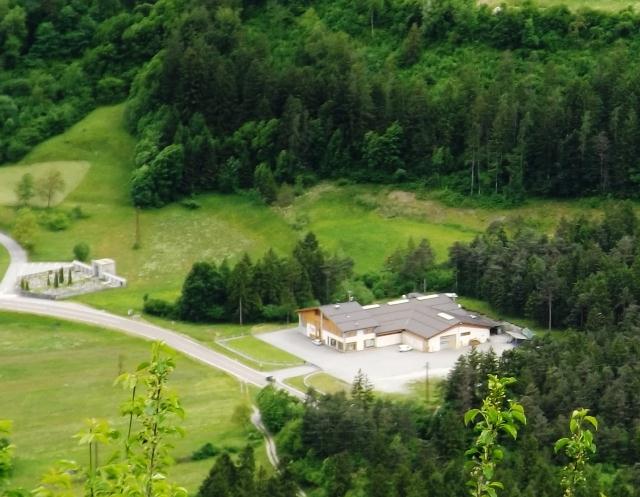 al centro la falegnameria Girardini di fianco i terreni contesi. Nellangolo il piccolo cimitero di Saone di cui lAsuc ne reclama 168 metri