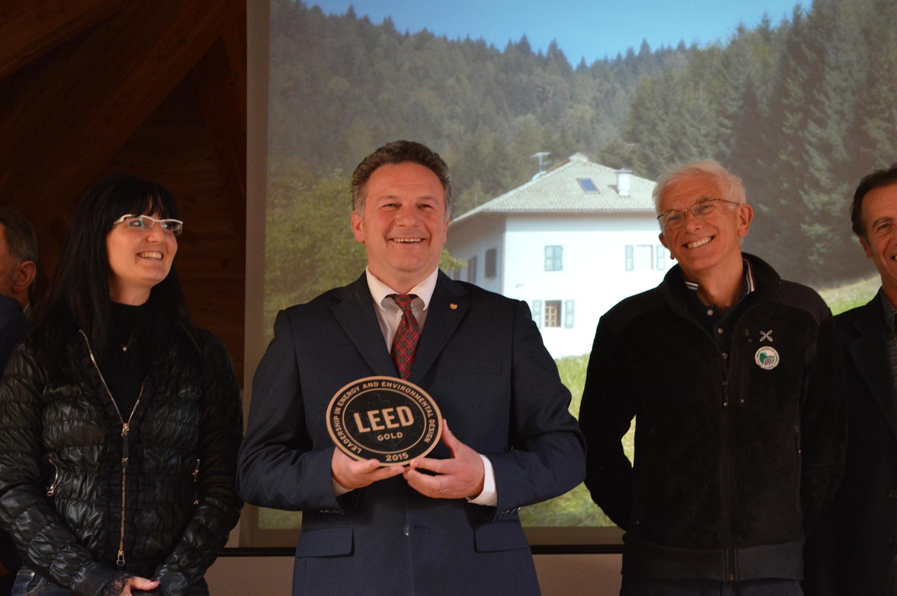 Il Presidente del PArco NAturale ADamello Brenta Antonio Caola mostra la targa Leed Gold