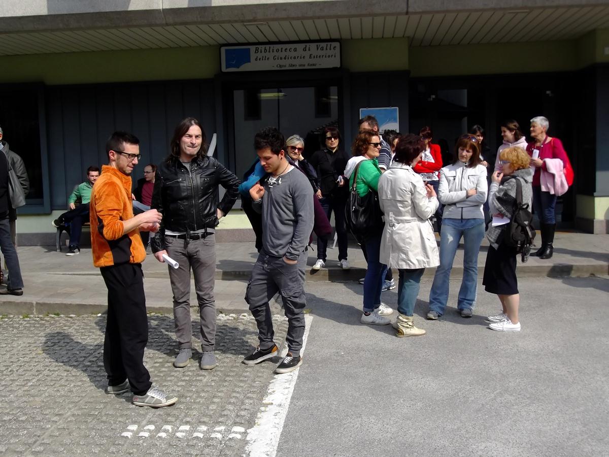 Pietro Amorth con alcuni ragazzi prima della partenza della marcia