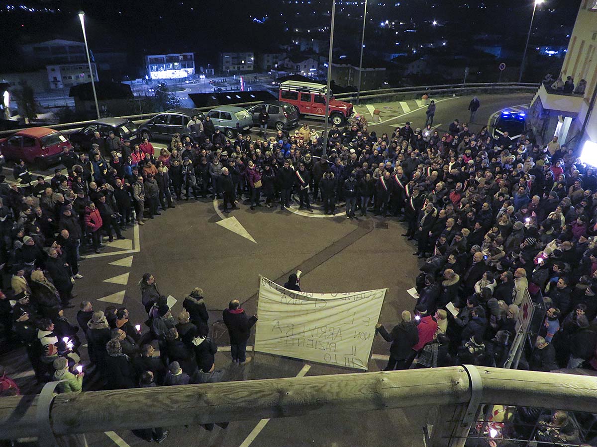 manifestazione ospedale di tione - Foto Ernesto Buganza