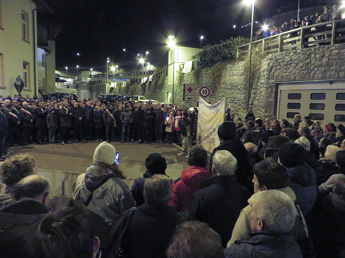 manifestazione ospedale di tione - Foto Ernesto Buganza