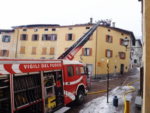 incendio di Tione - vigili del fuoco - ordinanza