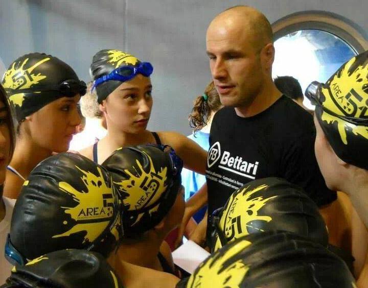 luca simoni con alcune atlete area 51