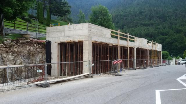 l'opera nei pressi del Cimitero militare di Bondo