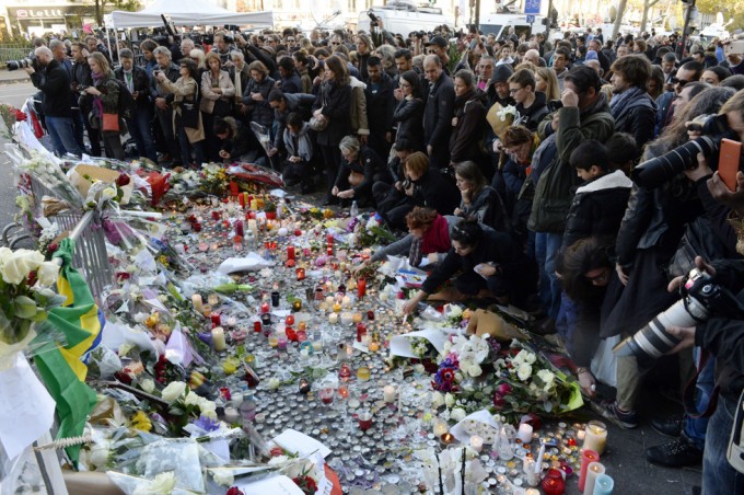 Mi stanno sullo stomaco le troppe manifestazioni in piazza di chi vuole far finta di immedesimarsi della tragedia di Parigi... Ossessive ed oppressive illusioni a 95 anni