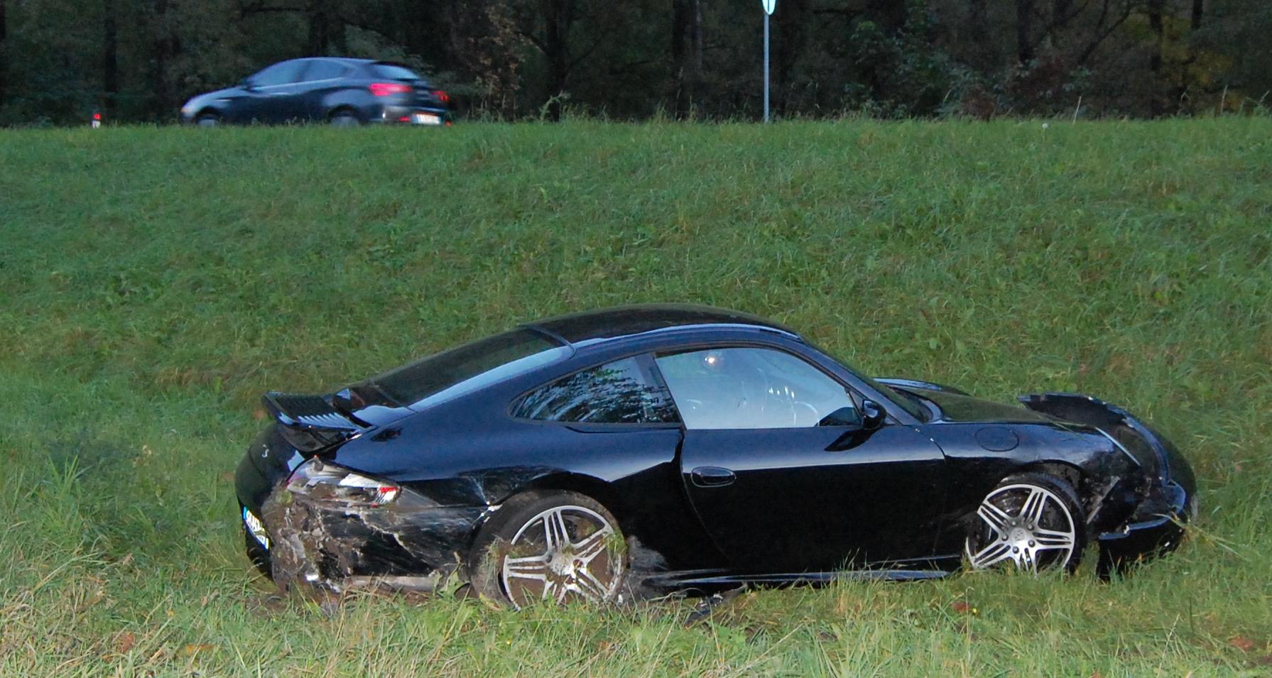 Porsche nella scarpata