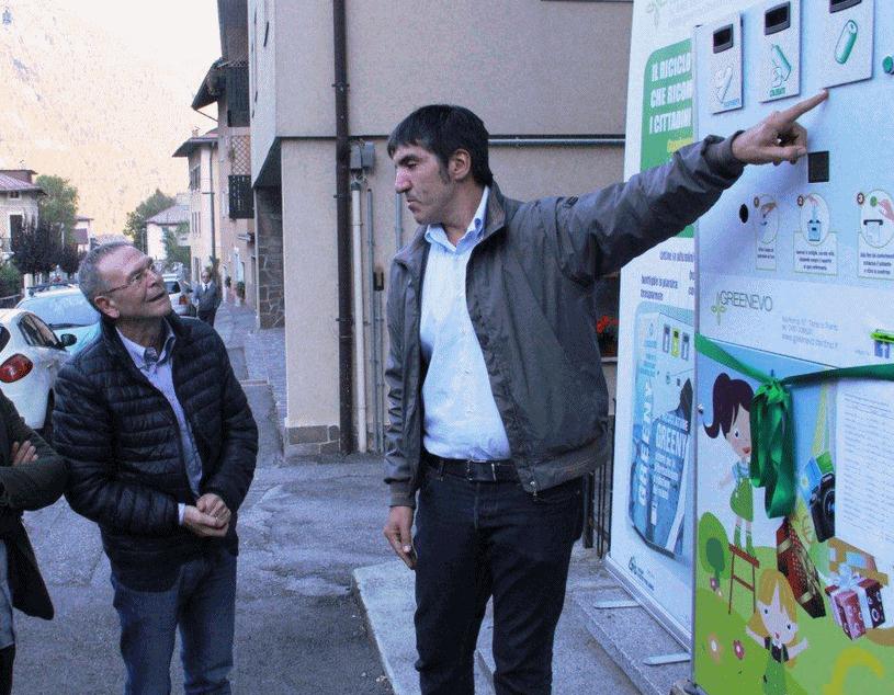 Dorigatti a Tione con Adriano Accili davanti allecocompattatore incentivante ottobre2015