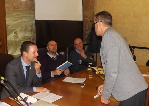 Consiglio comunale Tione La consegna del Premio